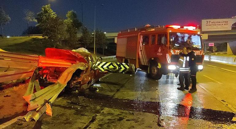 Bayrampaşada otomobil bariyerlere saplandı, sürücü yaralandı