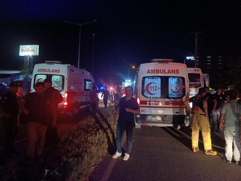 İşçi servis minibüsü, park halindeki TIR’a çarptı: 5’i ağır, 20 yaralı