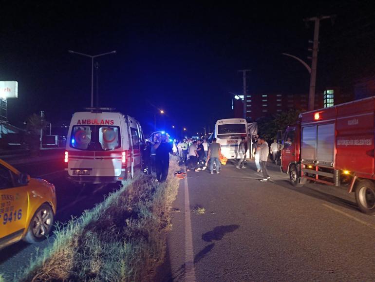 İşçi servis minibüsü, park halindeki TIR’a çarptı: 5’i ağır, 20 yaralı