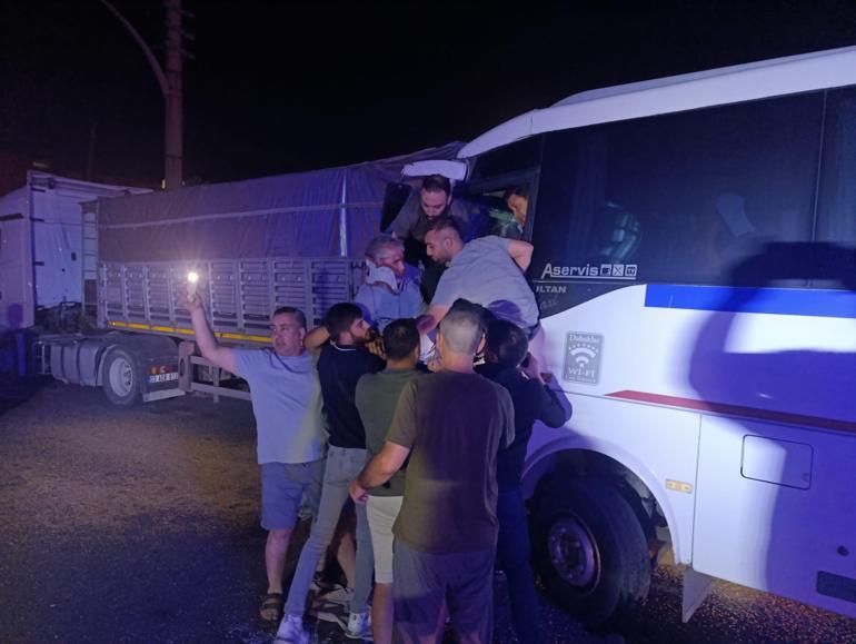 İşçi servis minibüsü, park halindeki TIR’a çarptı: 5’i ağır, 20 yaralı