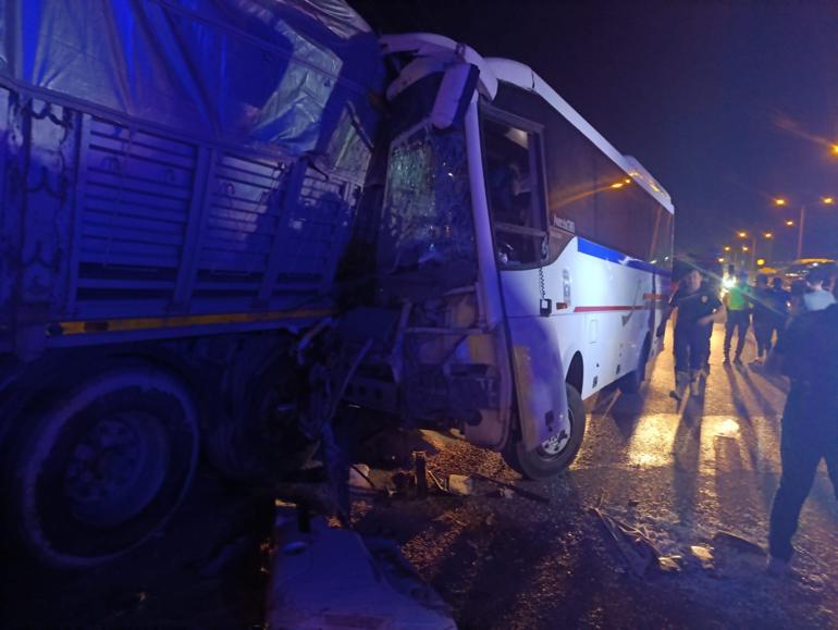 İşçi servis minibüsü, park halindeki TIR’a çarptı: 5’i ağır, 20 yaralı