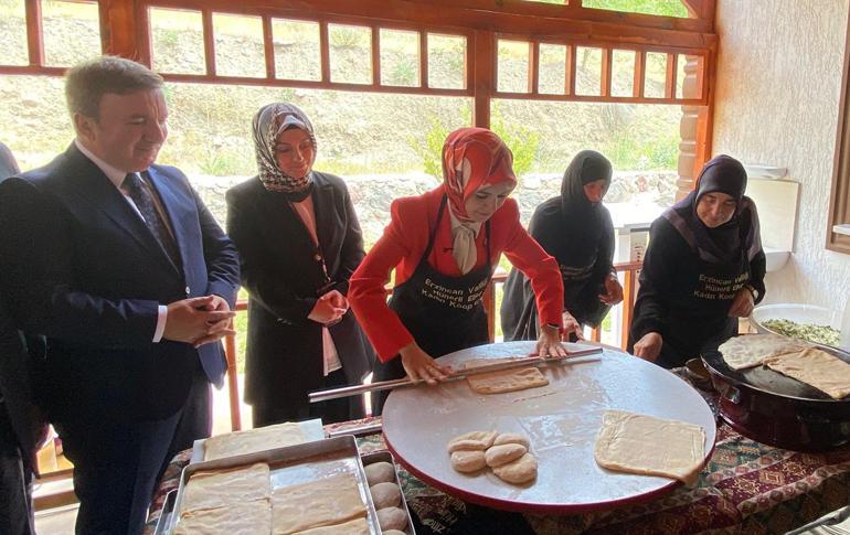 Bakan Göktaş, kadın kooperatifi açılışında oklavayla hamur açtı
