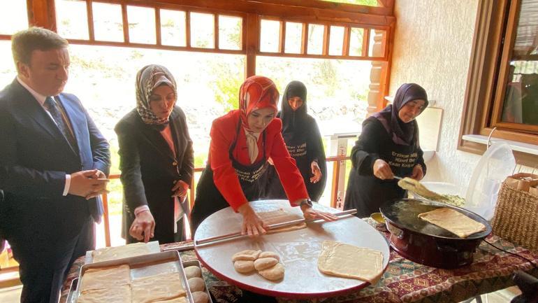 Bakan Göktaş, kadın kooperatifi açılışında oklavayla hamur açtı
