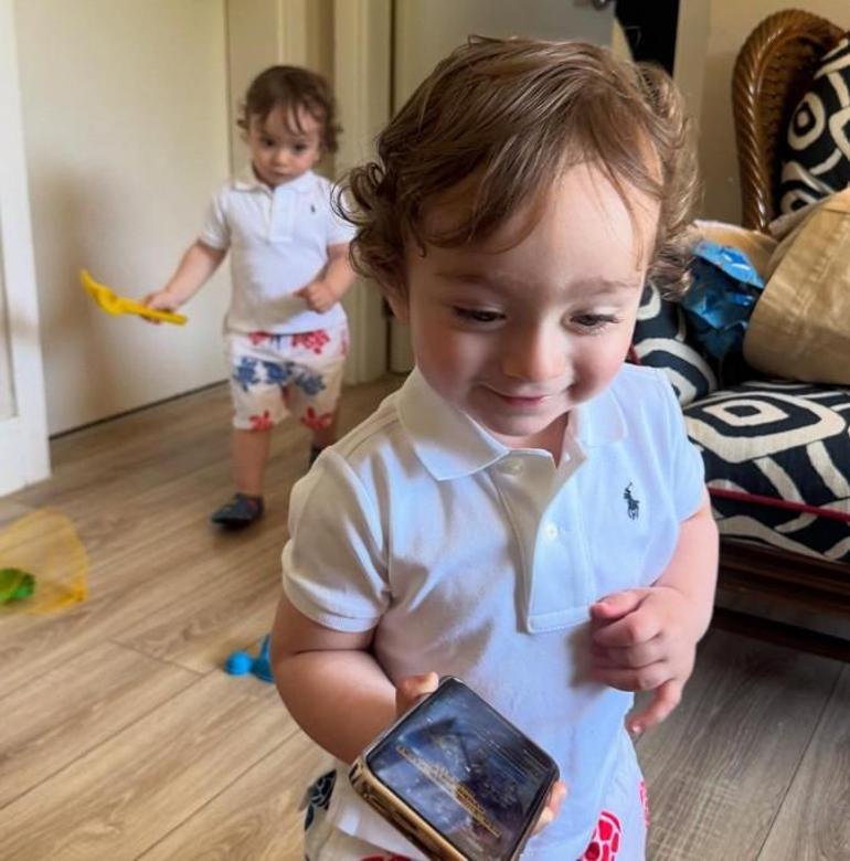 Emir ve Ayel kocaman delikanlı oldu İşte sevimli ikizlerin son hali