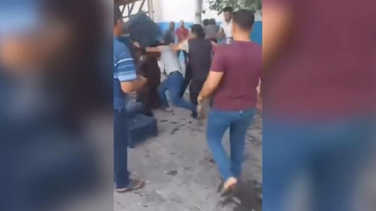 Semt pazarı savaş alanına döndü: Kadın ve pazarcı kasalarla birbirine girdi
