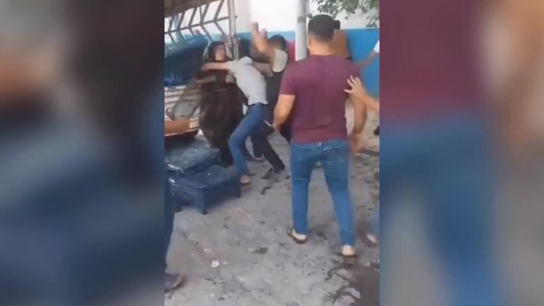 Semt pazarı savaş alanına döndü: Kadın ve pazarcı kasalarla birbirine girdi