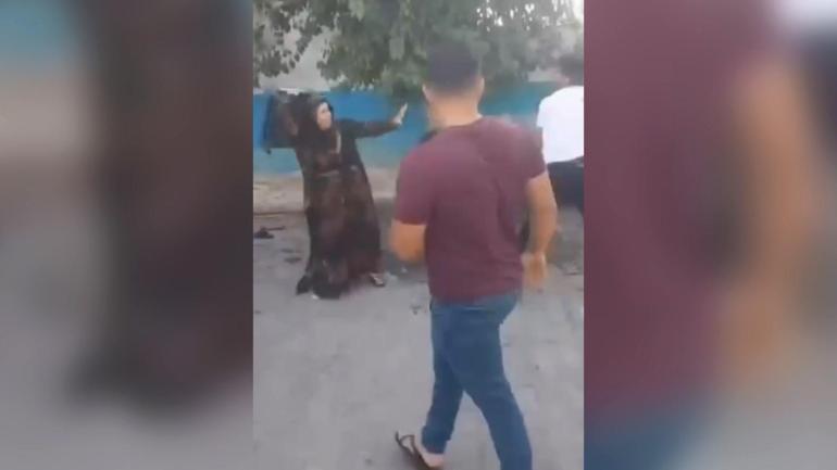 Semt pazarı savaş alanına döndü: Kadın ve pazarcı kasalarla birbirine girdi