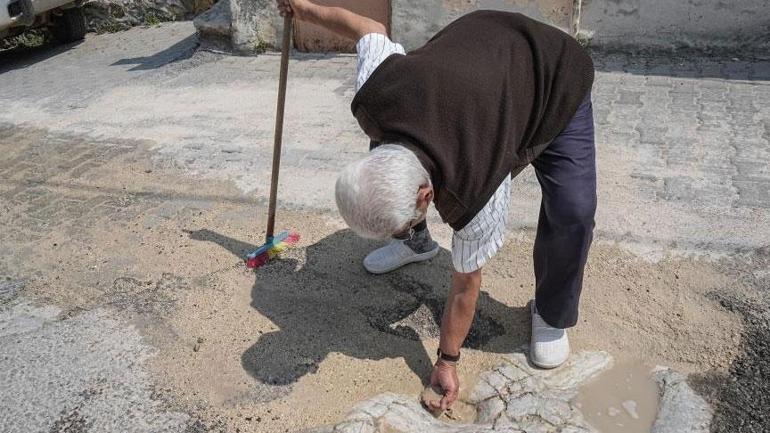 Mahalledeki 452 yıllık gizemli iz ‘11 yaşında geldim 65 yıldır her gün aynı yeri temizliyorum’