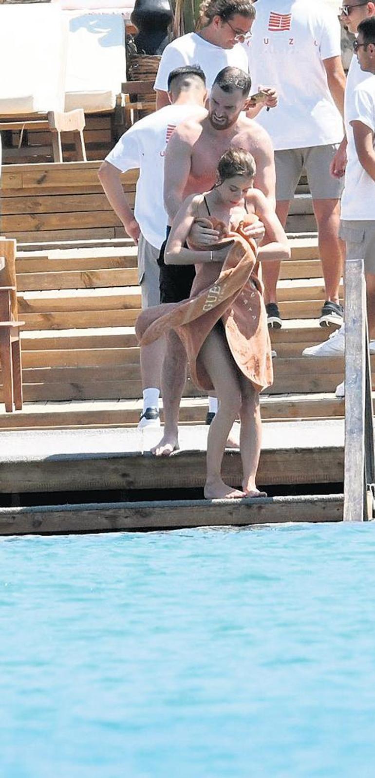 Sahillerden yeni görüntüler Bu kez iki ünlü isim bikini piştisi oldu