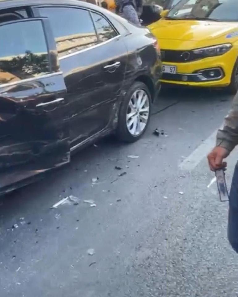 Kağıthanedeki sürücü dehşet saçtı Fren yerine gaza bastı: 4 araca çarptı, 2 kişi yaralandı