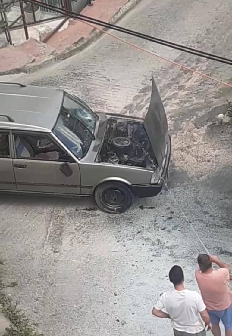 Aracı yanan sürücü öfkeden cam ve aynaları kırdı