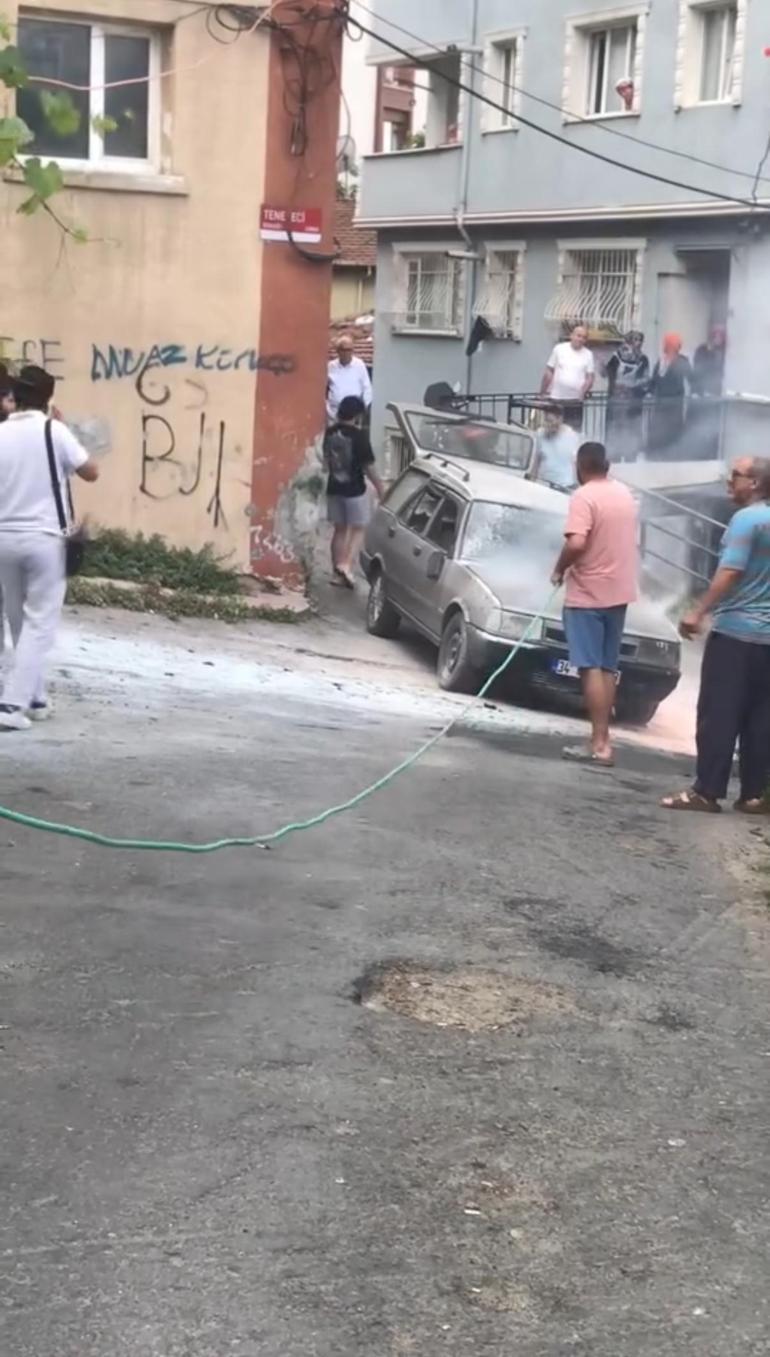 Aracı yanan sürücü öfkeden cam ve aynaları kırdı