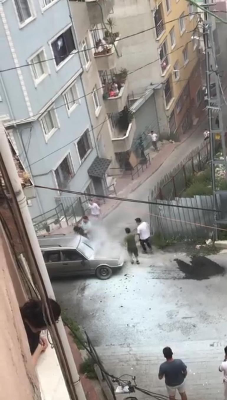 Aracı yanan sürücü öfkeden cam ve aynaları kırdı