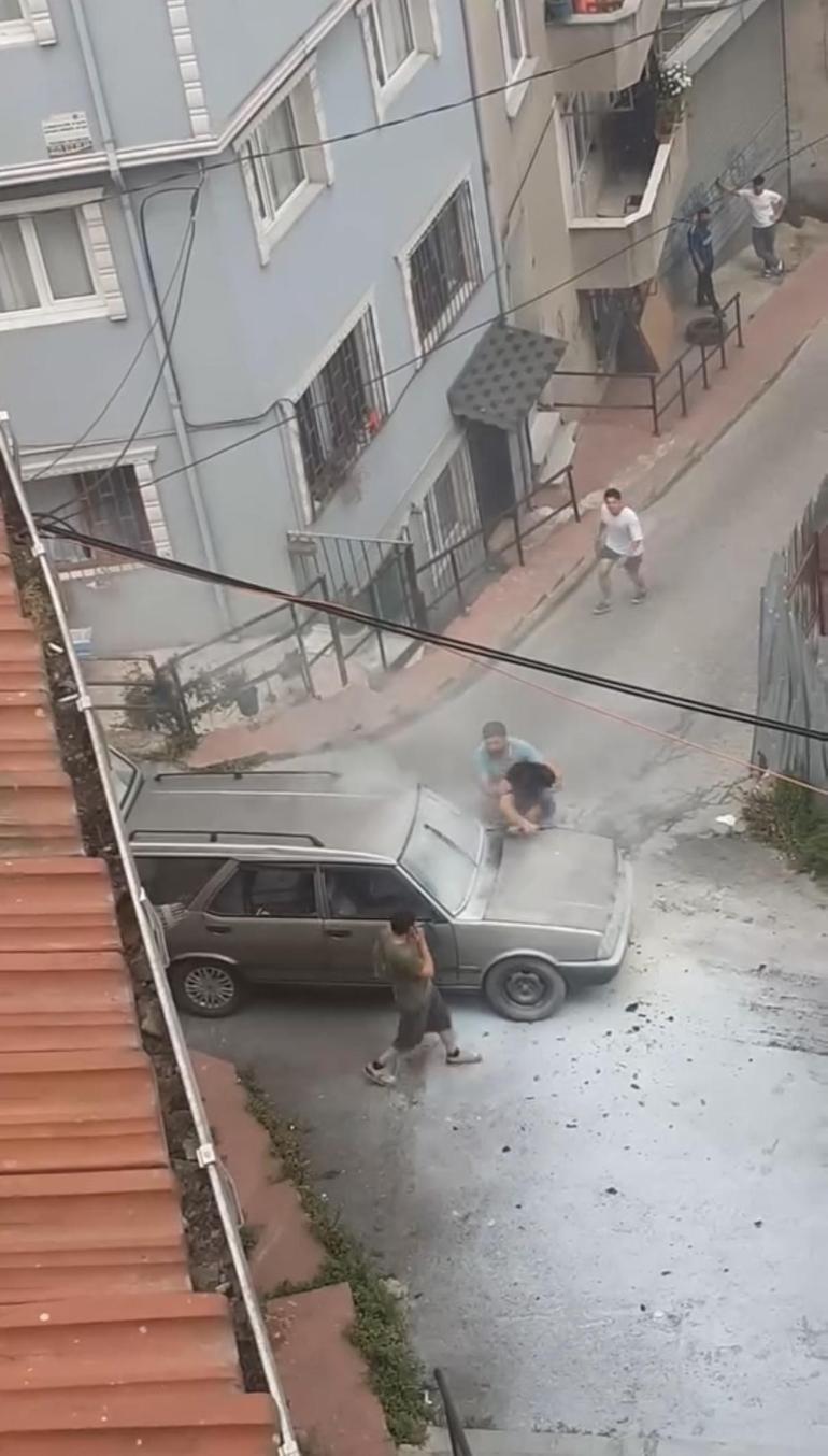 Aracı yanan sürücü öfkeden cam ve aynaları kırdı