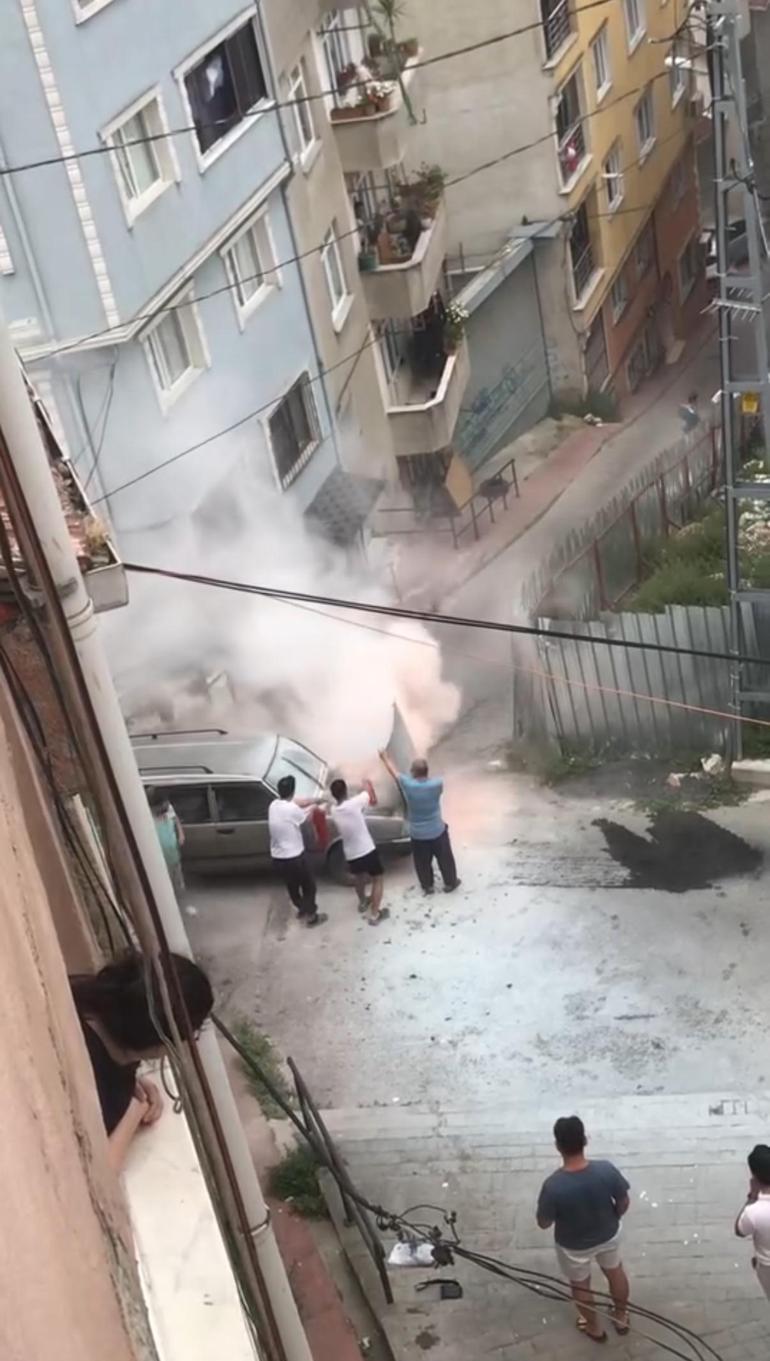 Aracı yanan sürücü öfkeden cam ve aynaları kırdı