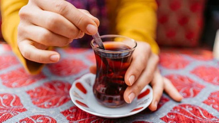 Çayın acısını alan yöntem Demlerken mutlaka bu tekniği uygulayın