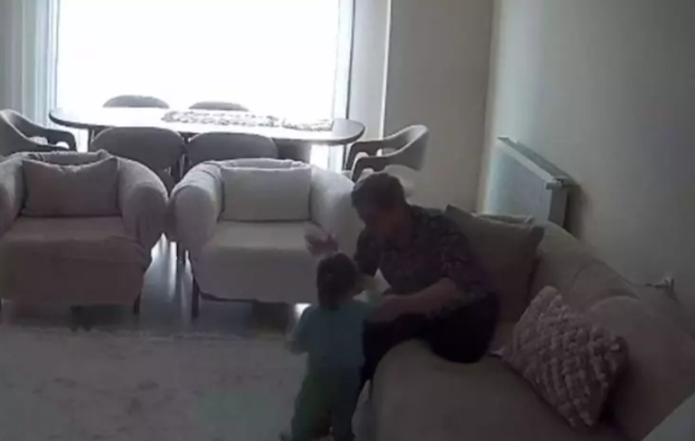 Evdeki kamerayı izleyen aile dehşete kapıldı Cani bakıcı hakkında karar