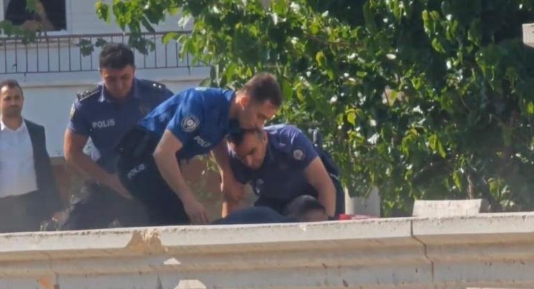 Kıskanç sevgili dehşeti Sevgilisinin ofisini kurşunladı, mahallenin ortasında intihara kalkıştı