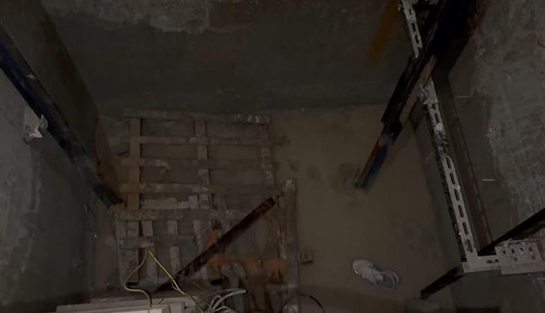 Asansör boşluğundaki suyu tahliye etmek istedi; elektrik akımına kapıldı