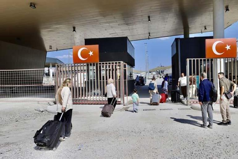 Türkiyedeki İranlılar ülkelerine dönüyor: Savaştan korkmuyoruz, vatanımıza sahip çıkacağız