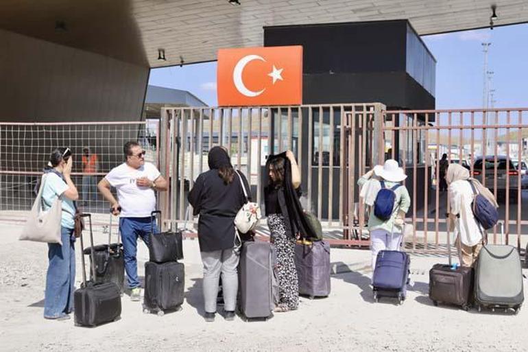Türkiyedeki İranlılar ülkelerine dönüyor: Savaştan korkmuyoruz, vatanımıza sahip çıkacağız