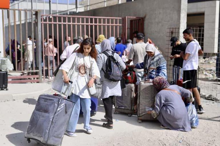Türkiyedeki İranlılar ülkelerine dönüyor: Savaştan korkmuyoruz, vatanımıza sahip çıkacağız