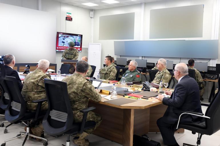 Bakan Güler ve komuta kademesi İran sınırında
