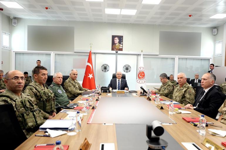Bakan Güler ve komuta kademesi İran sınırında