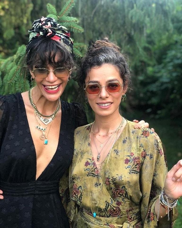 Dostlar tatilde Berrak Tüzünataç ve Özge Özpirinçciden deniz pozu