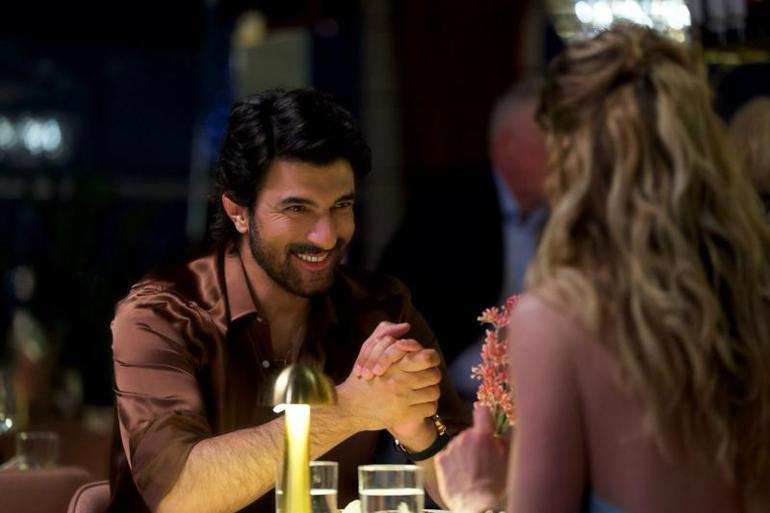 İki ünlü yıldız Afra Saraçoğlu ve Engin Akyürek, İstanbul tanıtımı için çekilen mini dizinin başrolünde