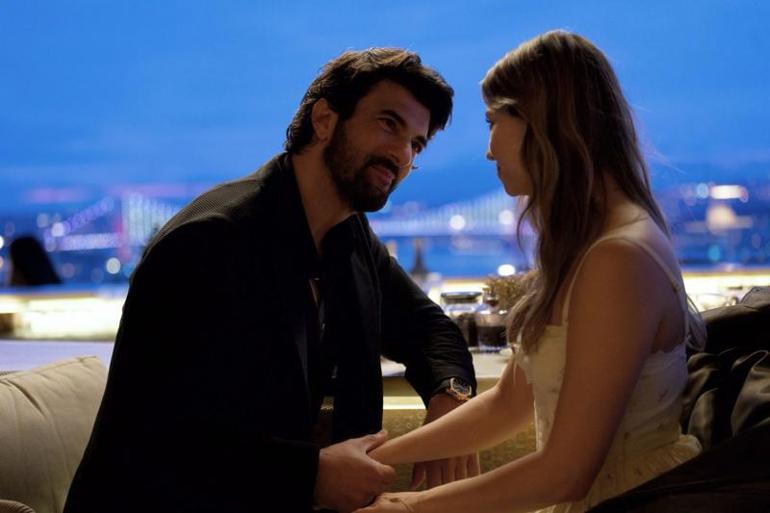 İki ünlü yıldız Afra Saraçoğlu ve Engin Akyürek, İstanbul tanıtımı için çekilen mini dizinin başrolünde
