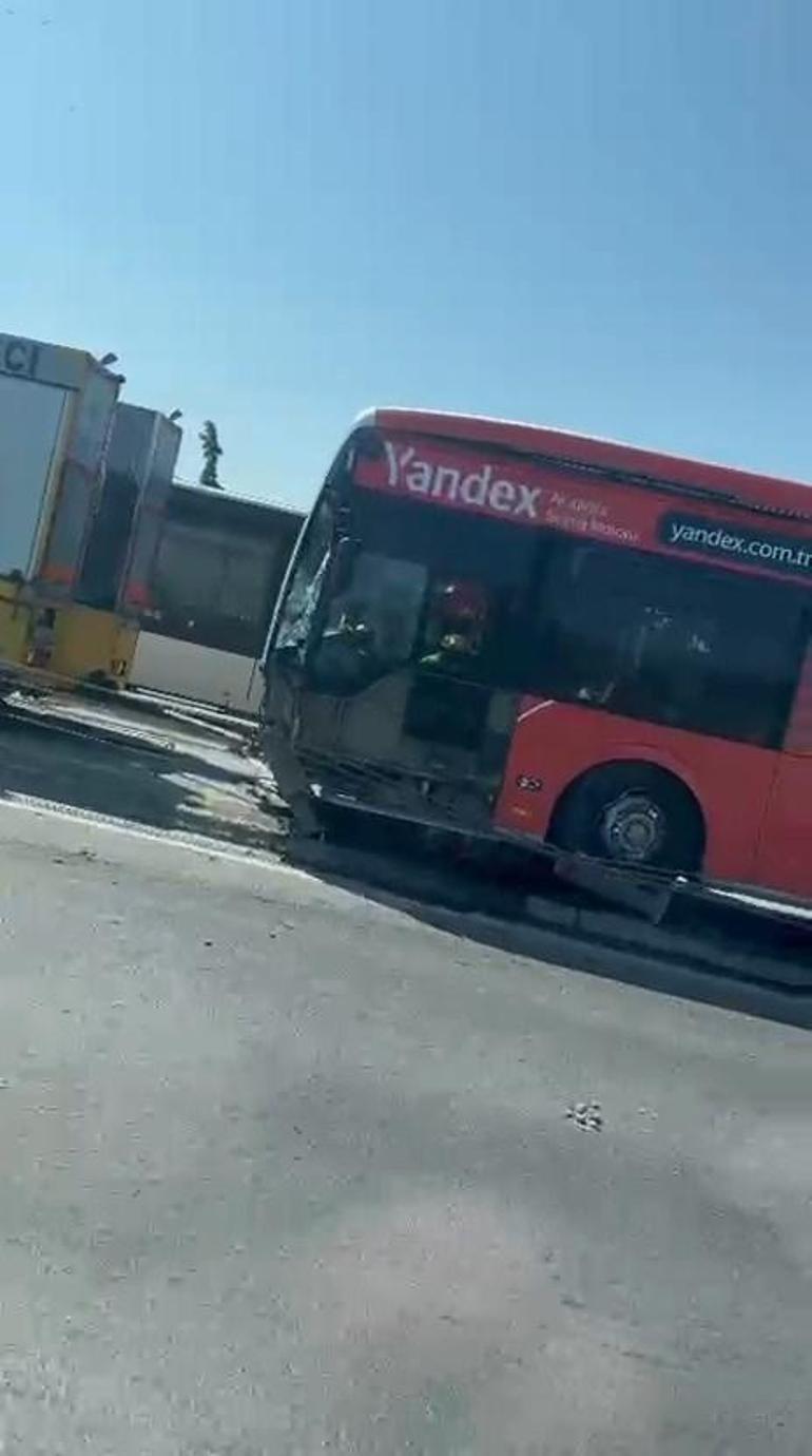 6852bc93105959d3b8d44e57 Haliç Köprüsü'nde kontrolden çıkan metrobüs bariyerlere çarptı