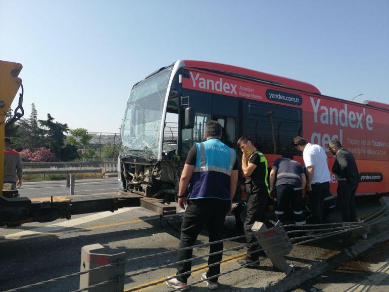 Haliç Köprüsünde kontrolden çıkan metrobüs bariyerlere çarptı
