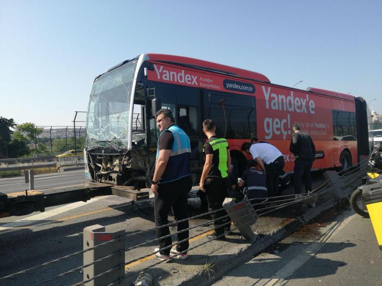 Haliç Köprüsünde kontrolden çıkan metrobüs bariyerlere çarptı