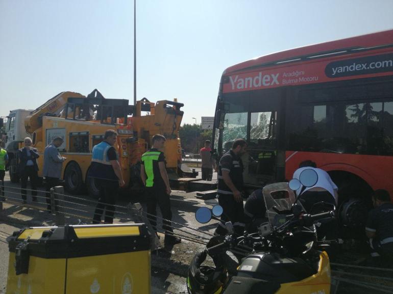Haliç Köprüsünde kontrolden çıkan metrobüs bariyerlere çarptı