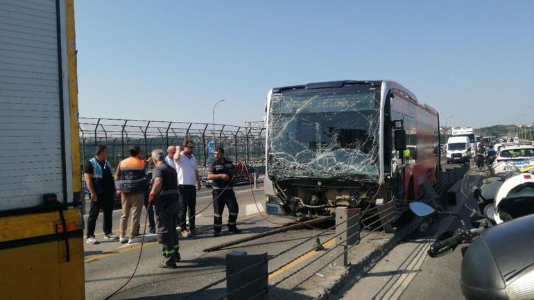 Haliç Köprüsünde kontrolden çıkan metrobüs bariyerlere çarptı