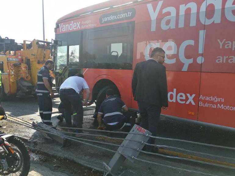 Haliç Köprüsünde kontrolden çıkan metrobüs bariyerlere çarptı