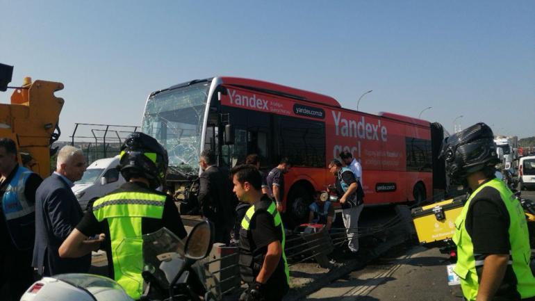 Haliç Köprüsünde kontrolden çıkan metrobüs bariyerlere çarptı
