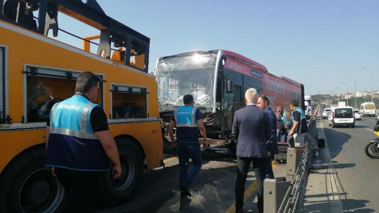 Haliç Köprüsünde kontrolden çıkan metrobüs bariyerlere çarptı