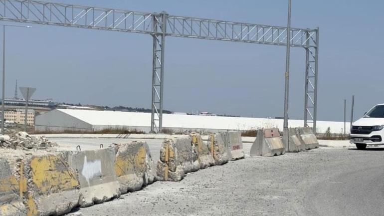 İstanbul’da şoke eden olay Yolu beton bloklarla kapattılar, mahalleli isyan etti