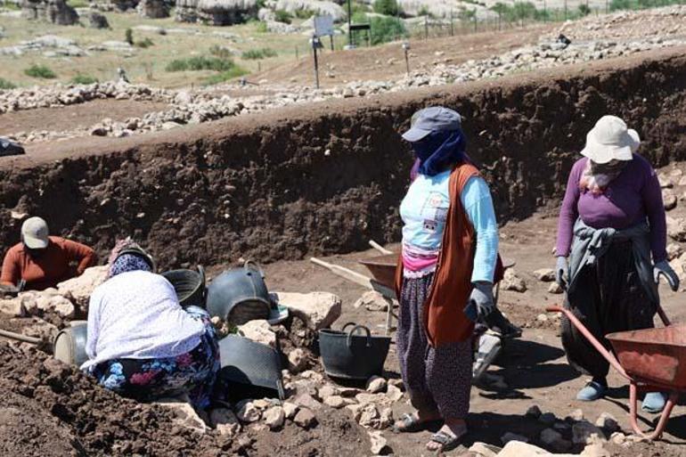 Evinde pirinçten taş ayıklayan kadınlar şimdi elleriyle tarih yazıyor