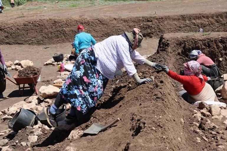 Evinde pirinçten taş ayıklayan kadınlar şimdi elleriyle tarih yazıyor