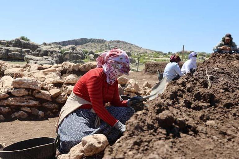 Evinde pirinçten taş ayıklayan kadınlar şimdi elleriyle tarih yazıyor