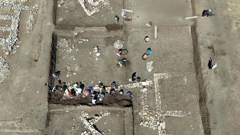 Evinde pirinçten taş ayıklayan kadınlar şimdi elleriyle tarih yazıyor