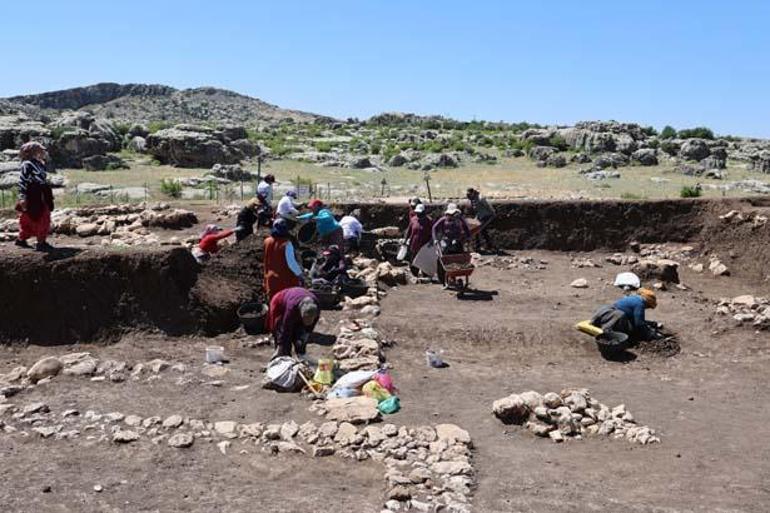 Evinde pirinçten taş ayıklayan kadınlar şimdi elleriyle tarih yazıyor
