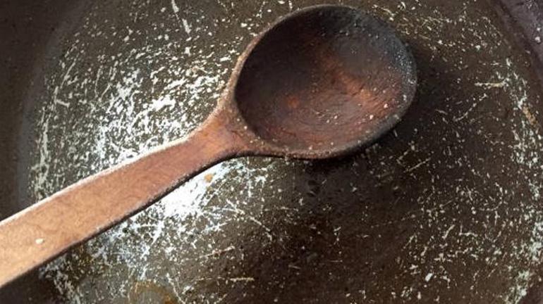 Tahta kaşık temizliği zehre dönüşmesin Gözenekli yapısı sünger gibi emiyor