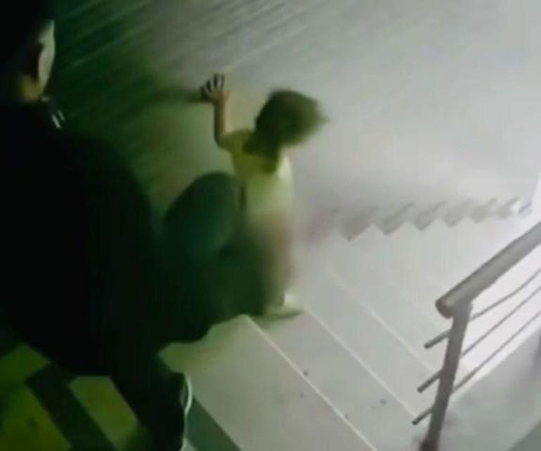 Kızına tekme atarak merdivenlerden yuvarlayan cani baba adliyede