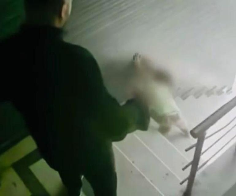 Kızına tekme atarak merdivenlerden yuvarlayan cani baba adliyede