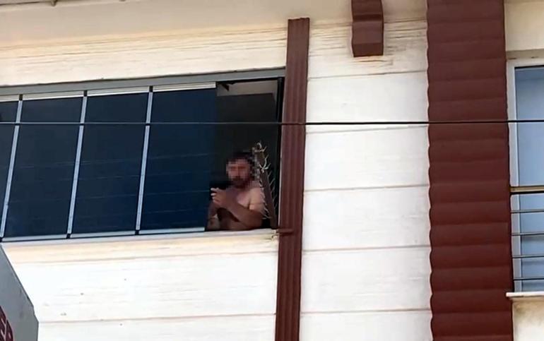 4 aylık oğlunu atmak için cama çıktı İkna sonuçsuz kaldı, nefes kesen kurtarma planı