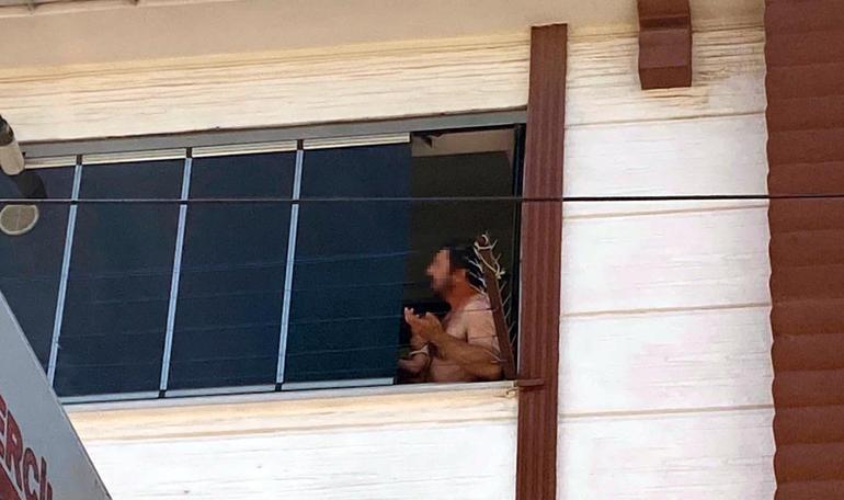 4 aylık oğlunu atmak için cama çıktı İkna sonuçsuz kaldı, nefes kesen kurtarma planı